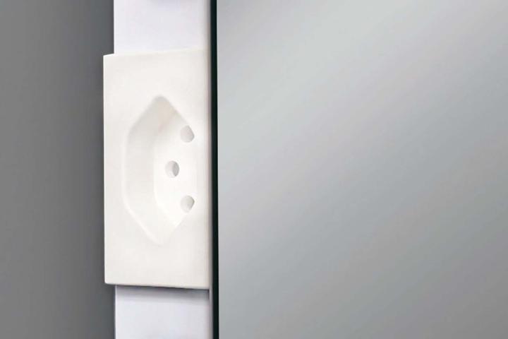 Produktbild Schneider ARANGA LED Lichtspiegel, mit Spiegelheizung und Steckdose, 515x48x700mm, Lichtbänder oben