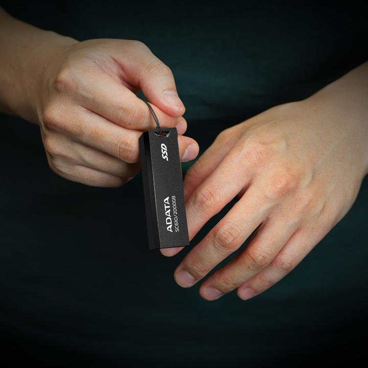 Actual product image Adata SC610 (2000 GB, USB-A)
