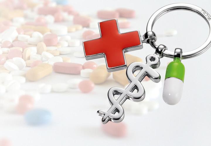 Immagine prodotto Troika Portachiavi GET WELL con 3 ciondoli Asclepio, Croce, Pillola, grigio lucido/multicolore