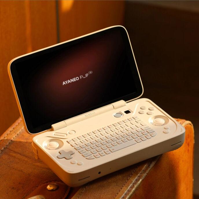 Actual product image Ayaneo Flip KB Handheld Konsole, AMD Ryzen 8840U, 16 GB LPDDR5X, 512 GB SSD - Milky White