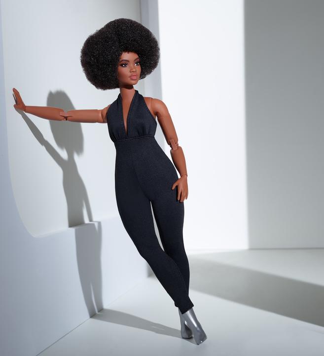 Productafbeelding Barbie Signature Looks Doll: Curvy (brunette).