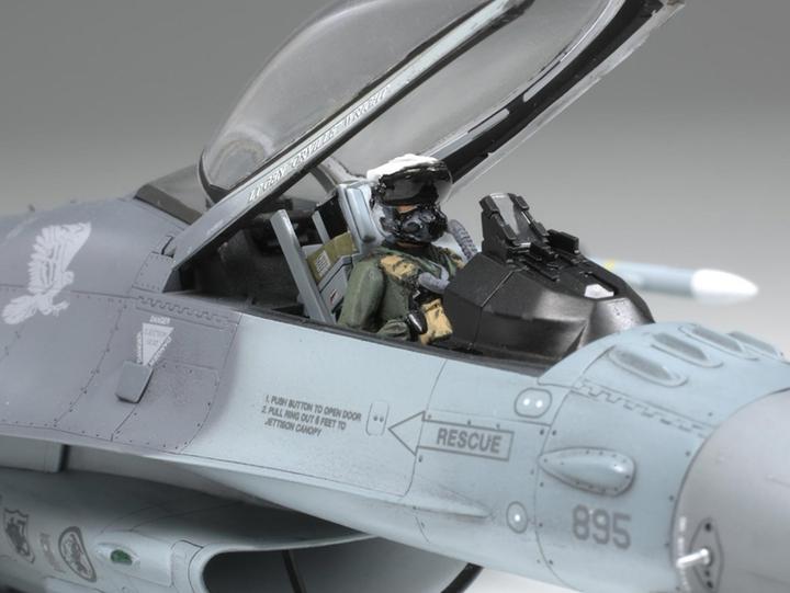 Actual product image Tamiya F-16CJ Fighting Falcon