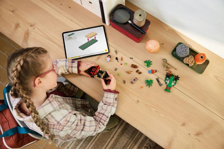 Produktbild LEGO Raptor: Verfolgungsjagd mit dem Geländewagen (76972, LEGO DC)