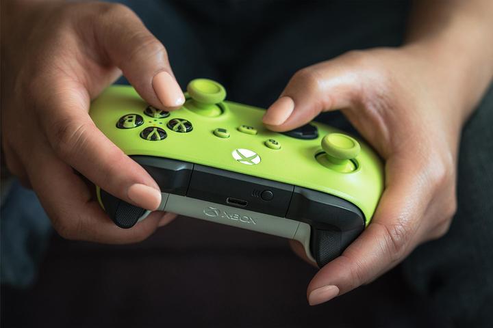 Actual product image Microsoft Wireless Controller - Electric Volt (Xbox Series S, Xbox One S, PC, Xbox One X, Xbox Series X)