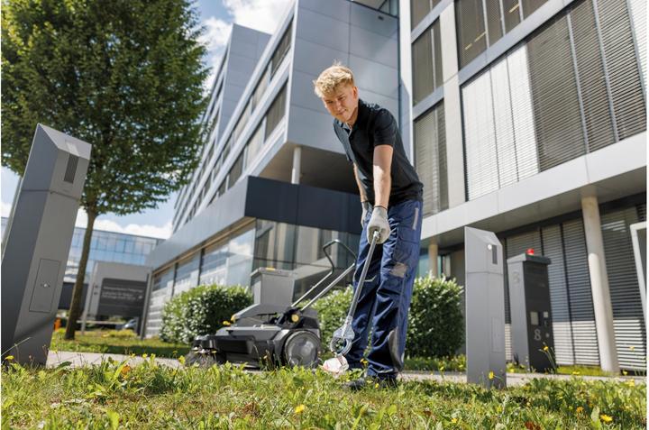 Actual product image Kärcher Professional Sweeper KM 70/30 C BP with 2 side brushes