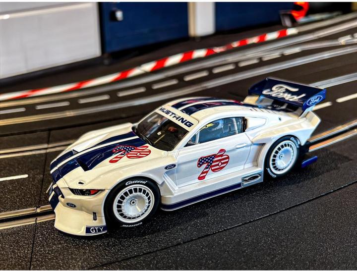 Productafbeelding Carrera 20031083 - Digitale 132 Ford Mustang GTY "Nr.76