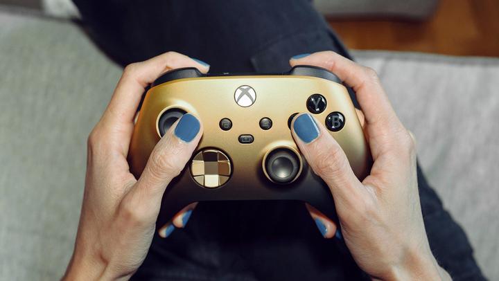 Actual product image Microsoft Gold Shadow Controller (Special Edition) (Xbox Series S, Xbox One S, PC, Xbox One X, Xbox Series X)