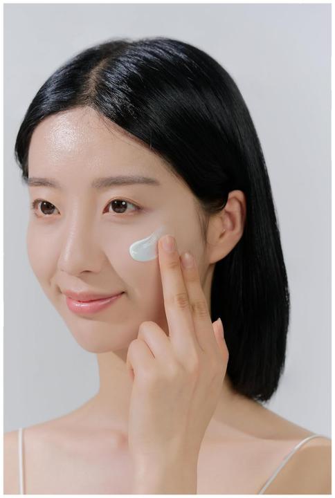 Immagine prodotto Skin1004 Hyalu-Cica Water-Fit Sun Serum (Crema solare viso, SPF 50+, 15 ml)