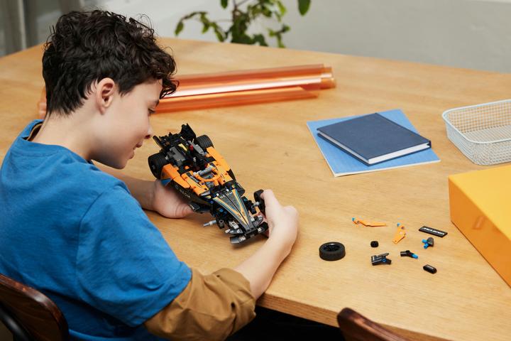 Produktbild LEGO NEOM McLaren Formula E Race Car (42169, LEGO Technic)