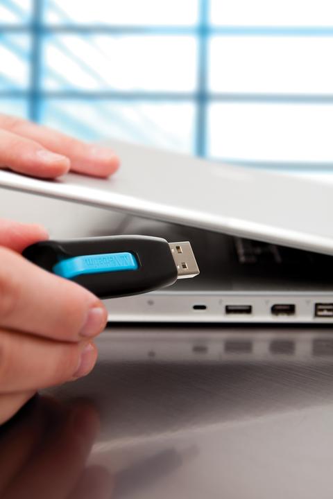Actual product image Verbatim Store n Go V3 USB Drive (16 GB, USB-A)