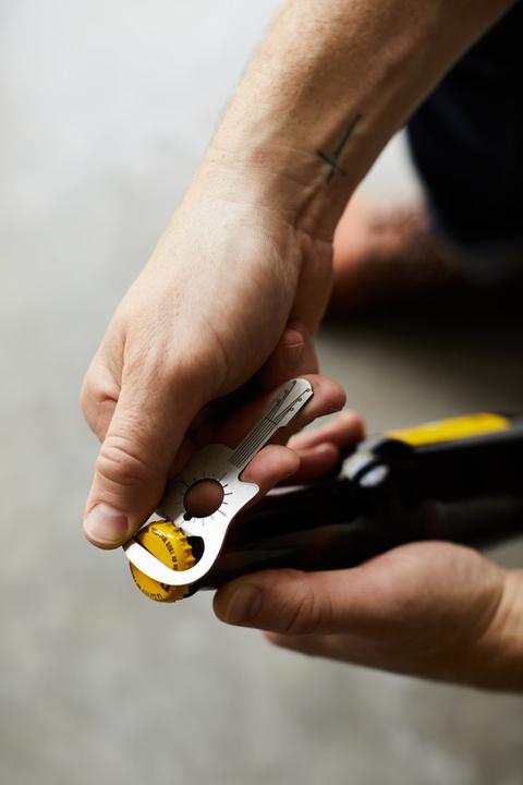 Produktbild Gentlemen's Hardware Mini Guitar Bottle Opener (Kapselheber)