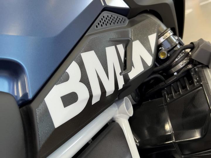 Actual product image Uniracing Dekor-Schutzaufkleber Kit für BMW R1250GS Tank