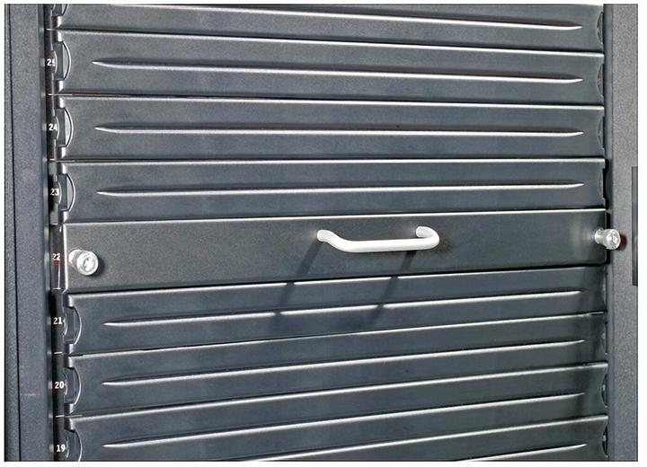 Produktbild APC NetShelter Abdeckblende AR8136BLK, 10st