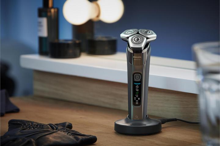 Actual product image Philips Shaver Series 8000 S8697/35 Wet & Dry electric shaver