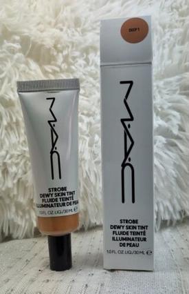 Produktbild MAC Cosmetics Strobe Dewy Skin Tint Nr. 04 - Deep (04 Deep)