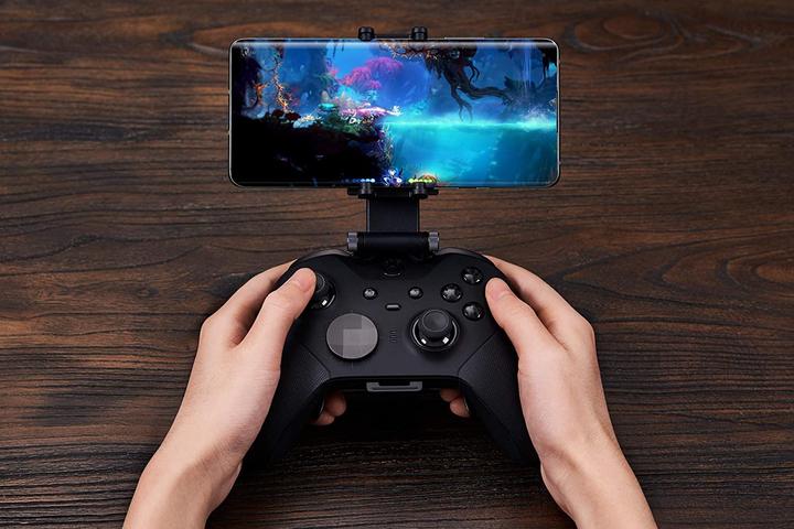Actual product image 8bitdo Mobile Gaming-Clip (Xbox Series X)