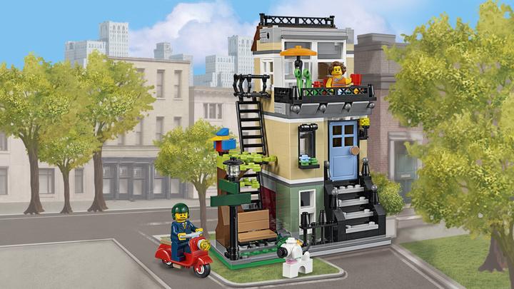 Actual product image LEGO Creator townhouse on Parkstrasse (31065, LEGO Creator Expert)