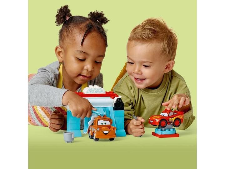 Produktbild LEGO Lightning McQueen und Mater in der Waschanlage (10996)