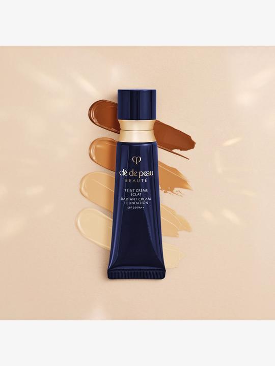 Actual product image Clé De Peau Radiant Cream Foundation O20 (O20 - Light Medium Ocher)