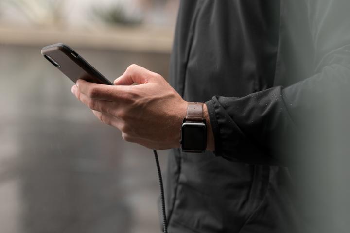 Actual product image Nomad Modern Connector Strap (44 mm, Leather, Stainless steel)