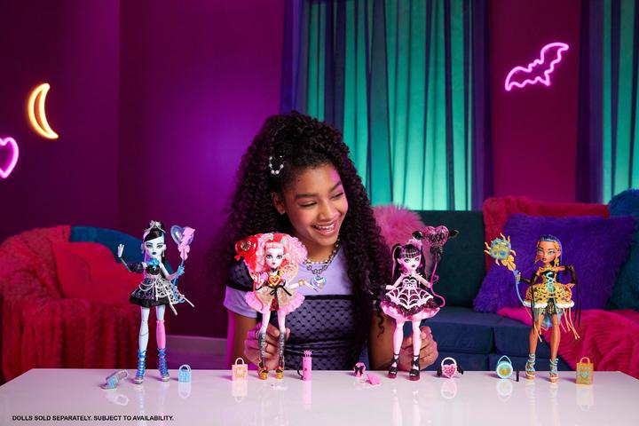 Actual product image Monster High Birthday Draculaura
