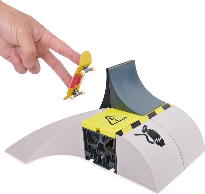Actual product image Tech Deck X-Connect Starter Set - Power Flippin' Ramp Set with Authentic Fingerboard and Accessories (Multilingual)