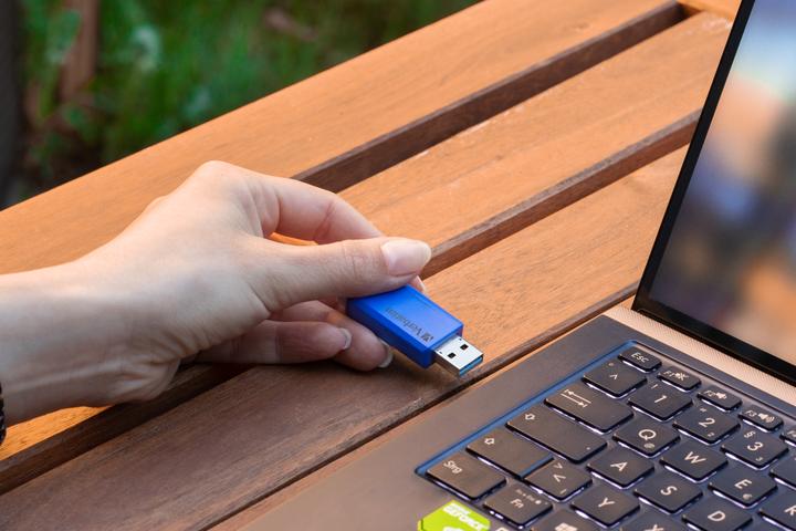 Actual product image Verbatim USB flash drive 2x 32GB 3.2 Store'n Click Gen1 red/blue external retail (32 GB, USB-A)