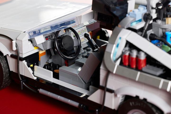Actual product image LEGO Time machine from Back to the Future (10300, LEGO Icons, LEGO Rare Sets)
