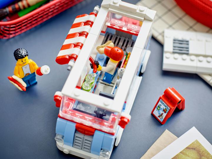 Actual product image LEGO Retro Food Truck (40681, LEGO Icons)