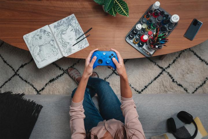 Actual product image Microsoft Xbox Wireless Controller - Shock Blue (Xbox Series S, Xbox One S, PC, Xbox One X, Xbox Series X)