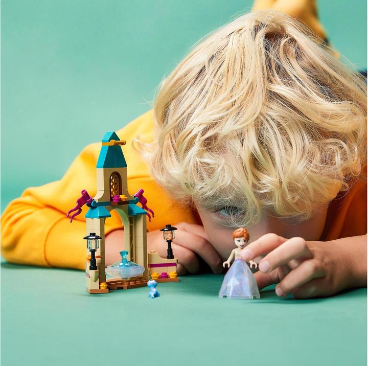 Actual product image LEGO Anna's castle courtyard (43198, LEGO Disney)