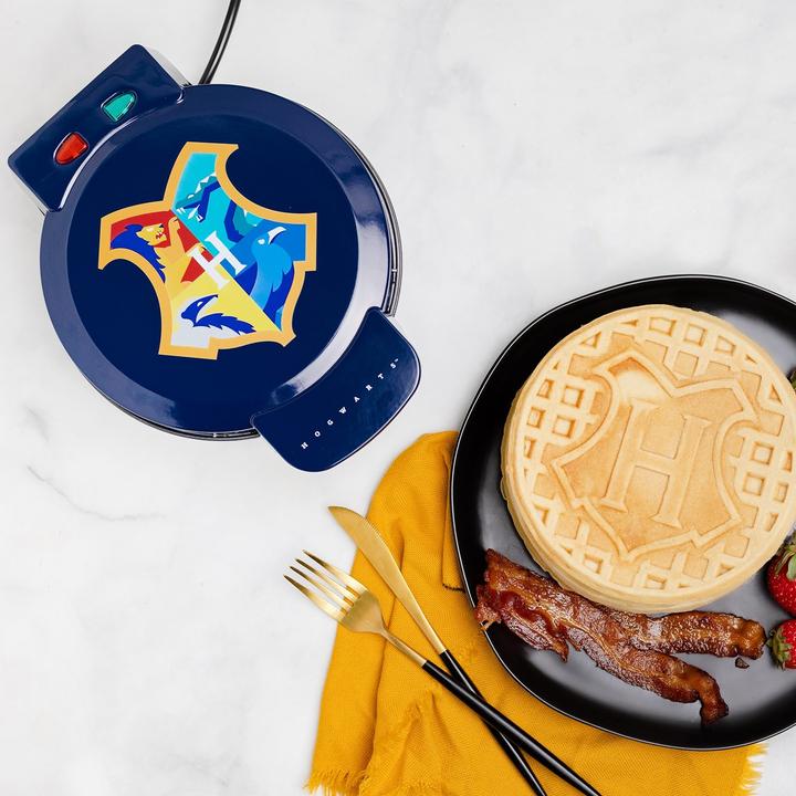 Produktbild Uncanny Brands HARRY POTTER - Poudlard - Gaufrier (EU-Stecker)