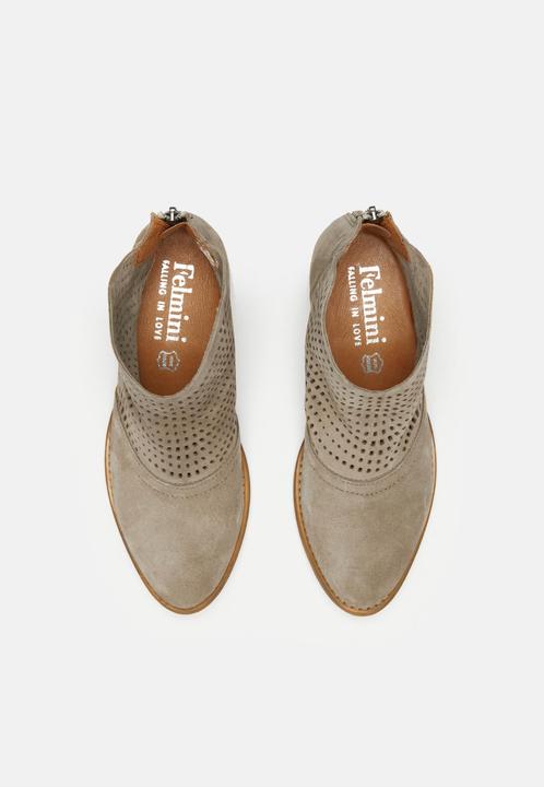 Actual product image Felmini The ankle boot made from soft leather stands out with its beautiful stamped pattern. This (40)