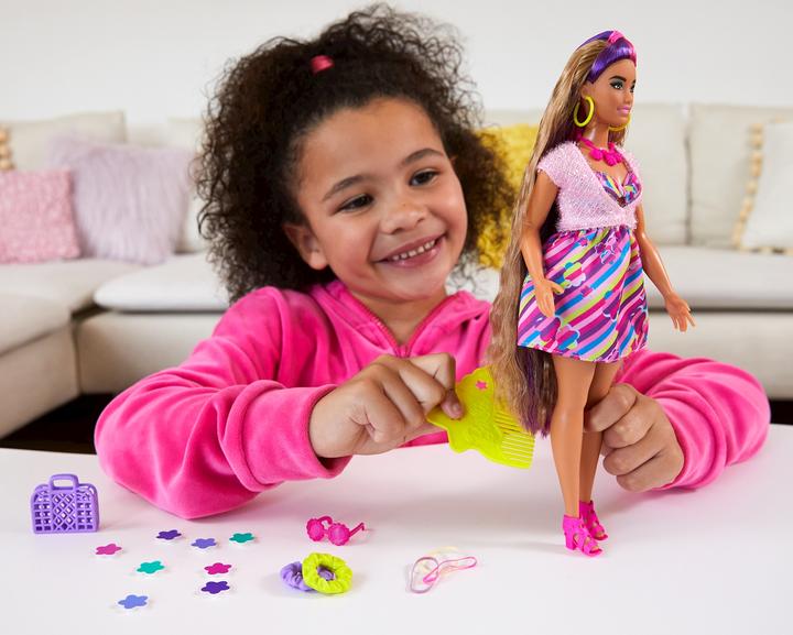 Image du produit Barbie Totally Hair Poupée au look coeur, Petite, cheveux longs de 21,6 cm, 15 accessoires, dès 3 ans