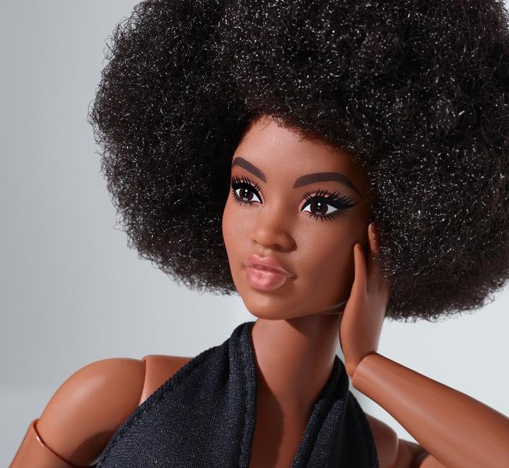 Productafbeelding Barbie Signature Looks Doll: Curvy (brunette).