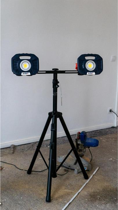 Produktbild Werkzeugstore24 2x Akku LED-Baustrahler 2.500 Lumen (COB) 25 W inkl. Stativ (2500 lm)