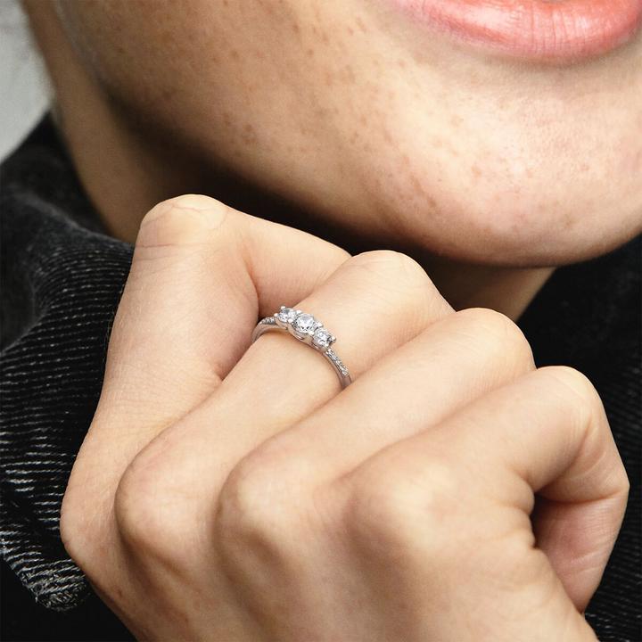 Immagine prodotto Pandora Anello con tre pietre chiare (48)