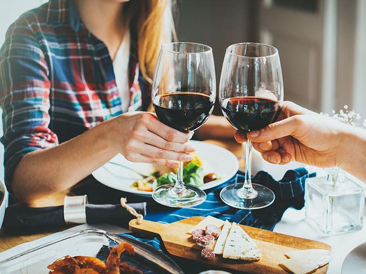 Immagine prodotto Smartbox Puro godimento: abbonamento di 3 mesi con spedizione di 2 bottiglie di vino rosso, 2 di vino bianco (1 pers.)