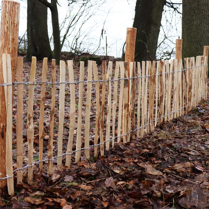 Produktbild Aquagart 5m Komplett Set Staketenzaun 50cm hoch Lattenabstand 4-6cm mit 5 Holzpfosten 1,05m lang & Krampen