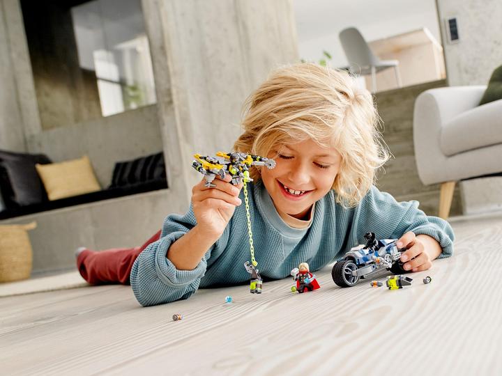 Produktbild LEGO Avengers Speeder-Bike Attacke (76142, LEGO Marvel)