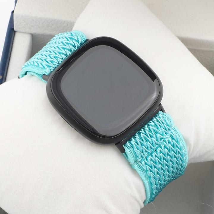 Produktbild Cover-Discount Fitbit Versa 4 / Sense 2 - Nylon Ersatzarmband hellblau (Nylon)