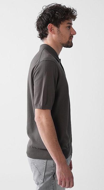 Actual product image Closed Poloshirt (M)