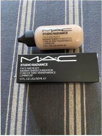 Produktbild MAC Cosmetics Studio Radiance Face And Body Radiant Sheer Foundation (N2)