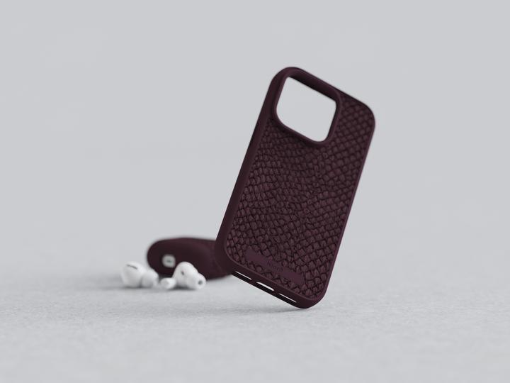 Actual product image Njord Salmon Leather Magsafe Case for iPhone 15 Pro, Rust (Apple iPhone 15 Pro)