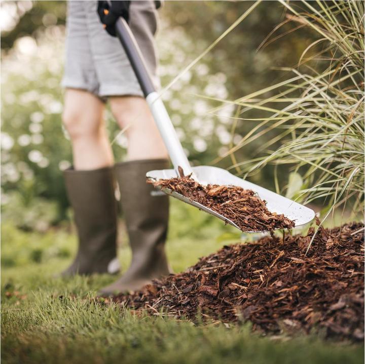 Image du produit Fiskars Pelle pour soulever et déplacer des matériaux en vrac et de la neige, Longueur : 130 cm, Bordure