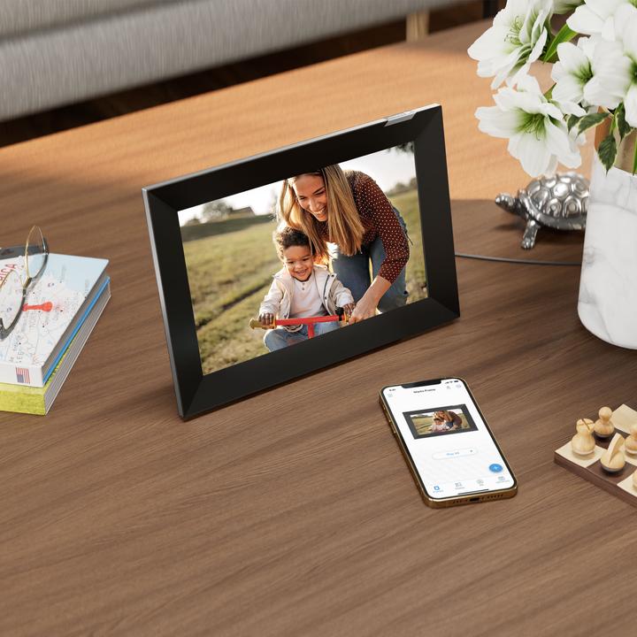 Actual product image Nixplay 10.1-inch touchscreen photo frame (black/silver) (10.10", 1280 x 800 pixels)