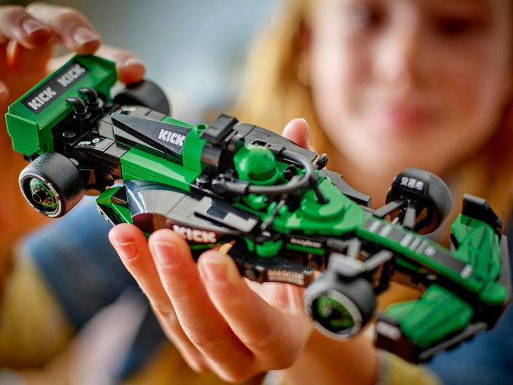 Actual product image LEGO KICK Sauber F1 Team C44 Rennauto (77247, LEGO Speed Champions)