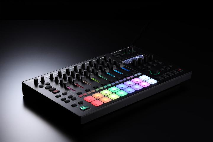 Produktbild Roland MC-707 (Groovebox)