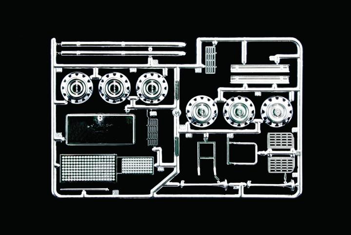 Actual product image Italeri MAN 26.321 Formula Six