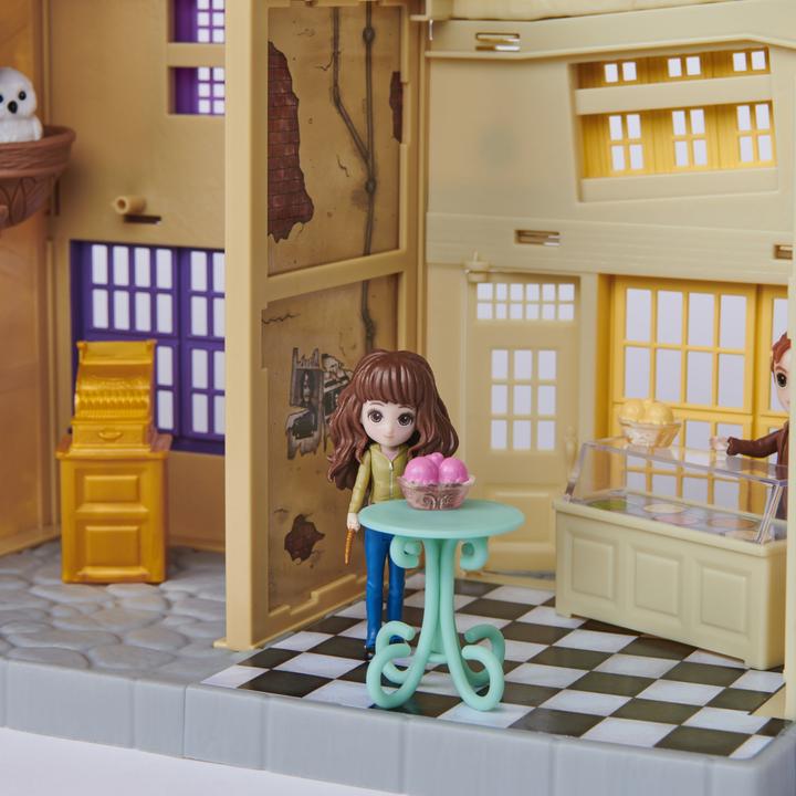 Produktbild Spin Master Wizarding World Harry Potter - Diagon Alley (Winkelgasse) Spielset mit Licht und Sound sowie 2